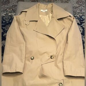 Never worn.
Classic Tan Double-Breasted Women's Trench Coatl